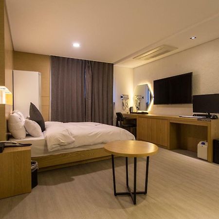 The City Hotel Jeonju Bagian luar foto