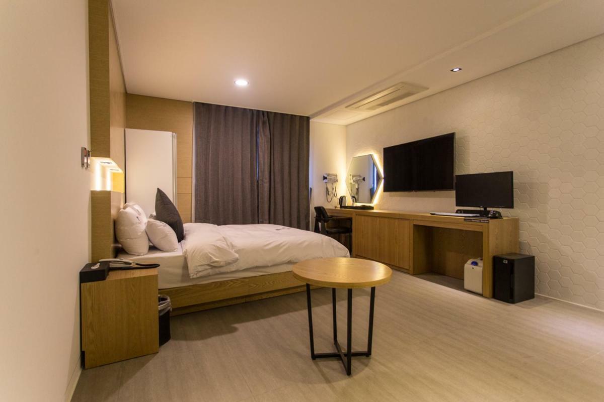 The City Hotel Jeonju Bagian luar foto