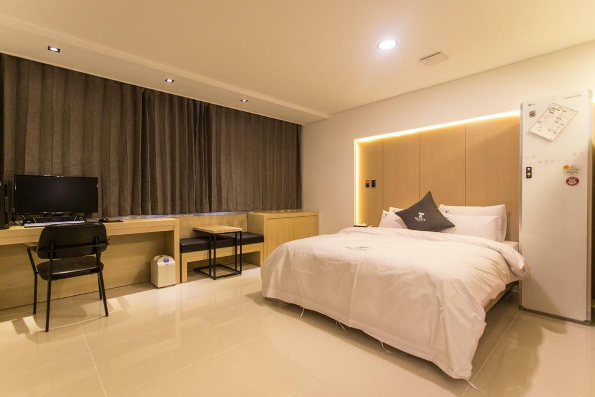 The City Hotel Jeonju Bagian luar foto