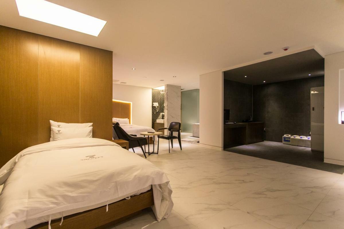 The City Hotel Jeonju Bagian luar foto