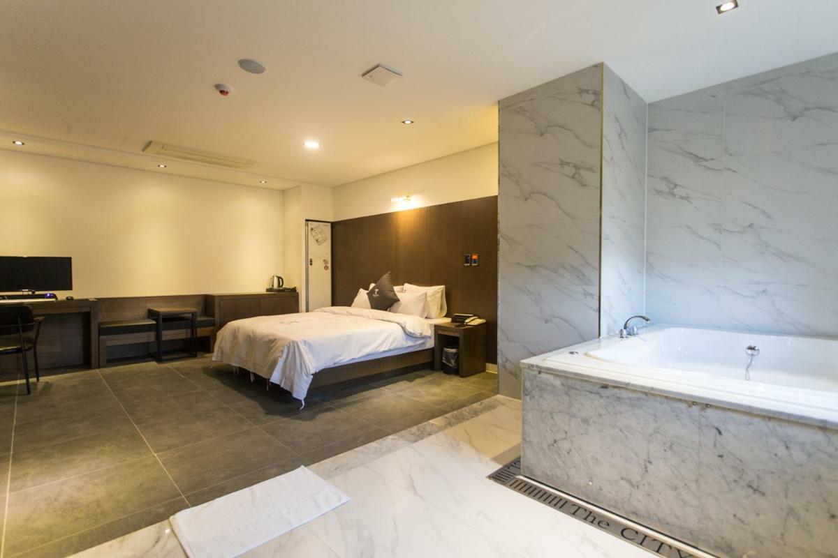 The City Hotel Jeonju Bagian luar foto