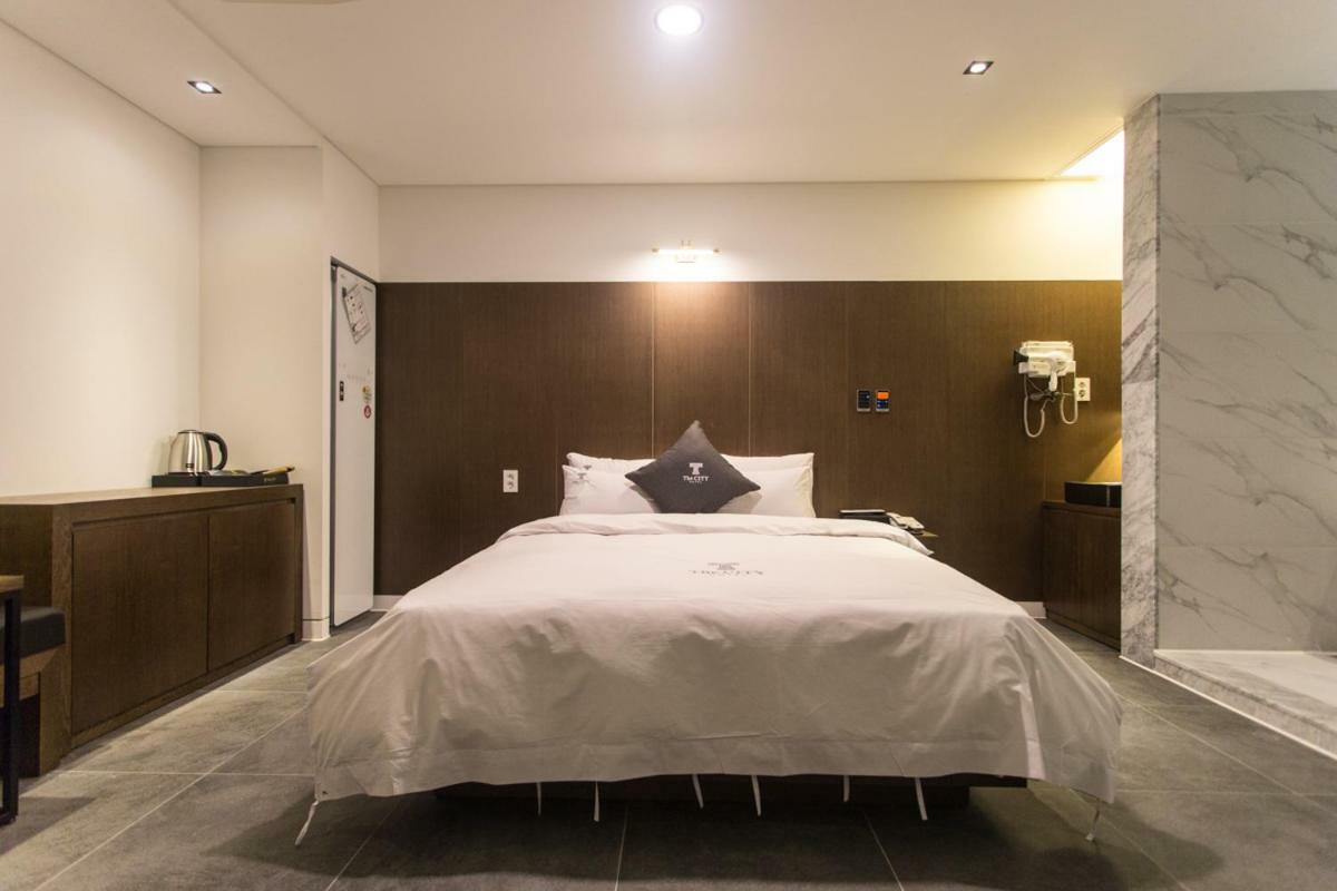 The City Hotel Jeonju Bagian luar foto